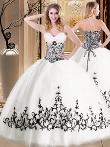 White Ball Gowns Embroidery Vestidos de Quinceanera Lace Up Tulle Sleeveless Floor Length